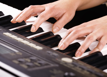 Hände beim Keyboardspielen